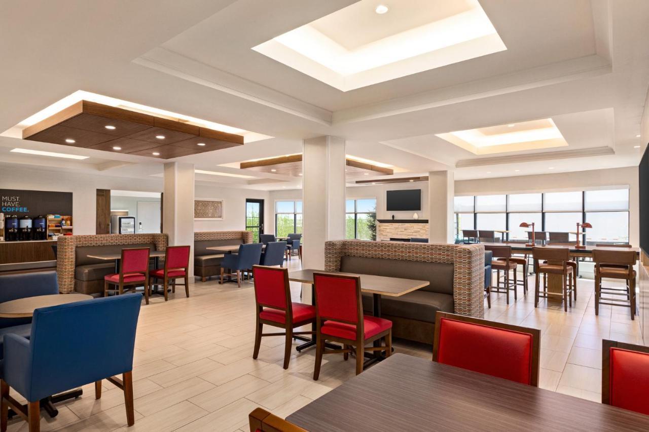 Holiday Inn Express & Suites Denver Airport By Ihg Екстериор снимка